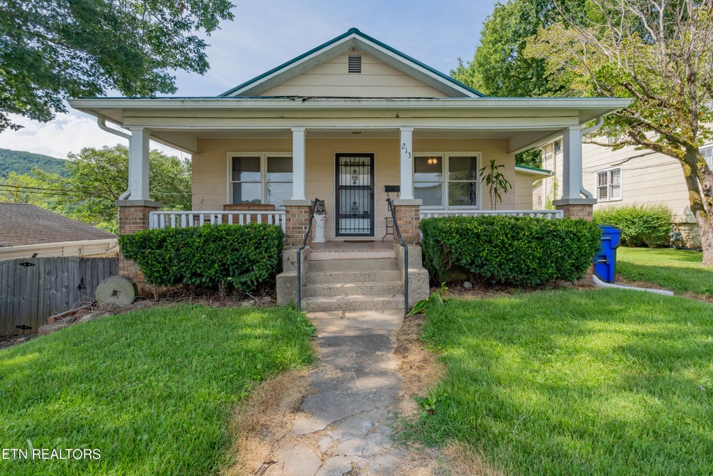 Photo of 213 Devonia St, Harriman, TN 37748 (MLS # 1353160)