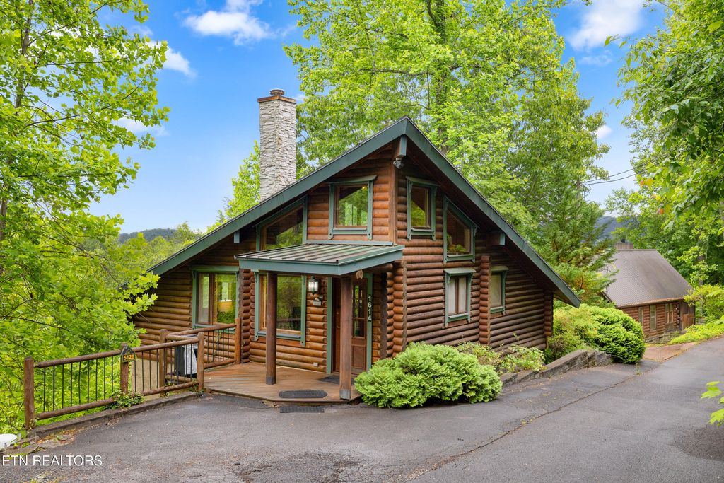 Photo of 1614 Ridgecrest Drive, Sevierville, TN 37876 (MLS # 1340835)