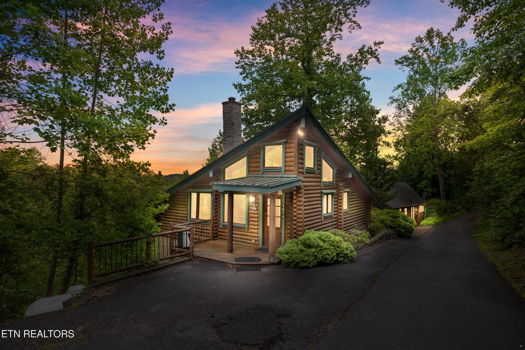 Photo of 1614 Ridgecrest Drive, Sevierville, TN 37876 (MLS # 1340835)