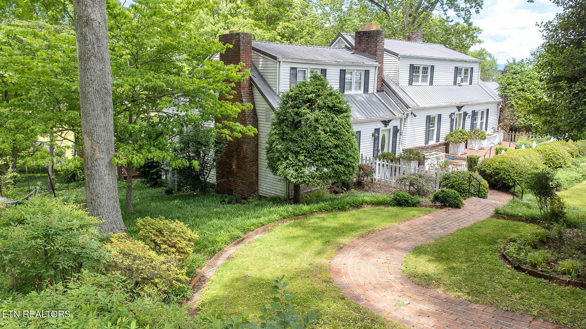 1107 E Elm St