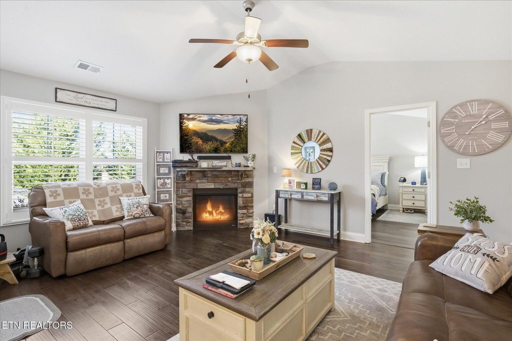 Photo of 422 Larkspur Way, Sevierville, TN 37862 (MLS # 1327467)