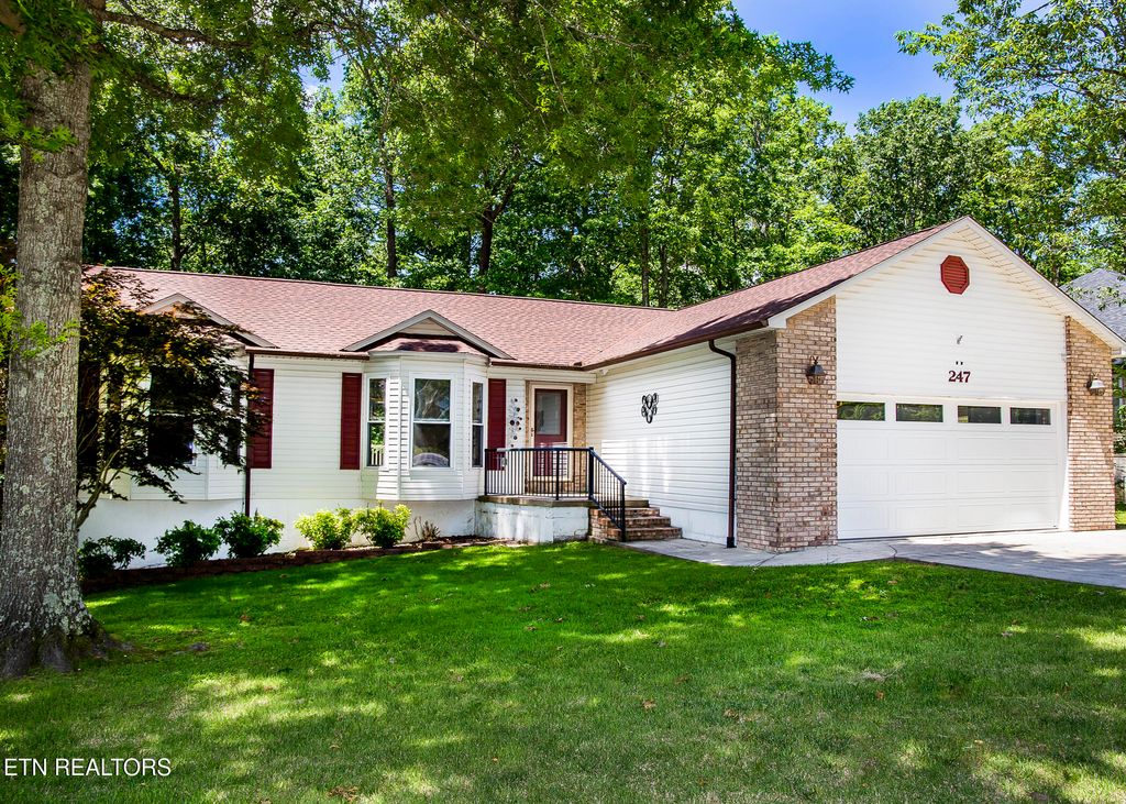 Photo of 247 Lakeview Drive, Crossville, TN 38558 (MLS # 1302190)