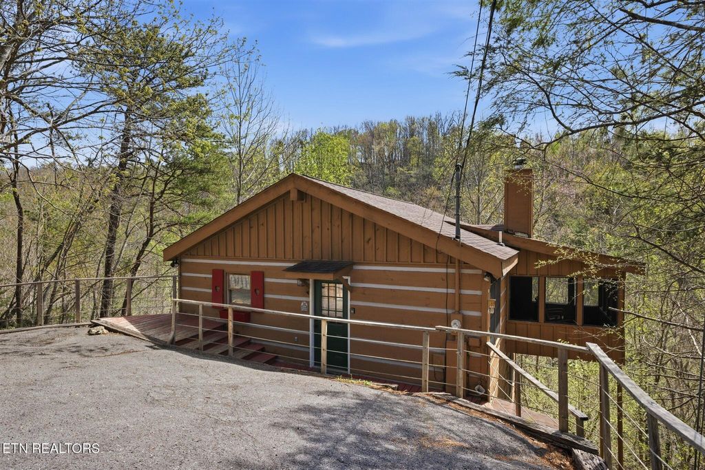 Photo of 942 Vixen Run, Gatlinburg, TN 37738 (MLS # 1318503)
