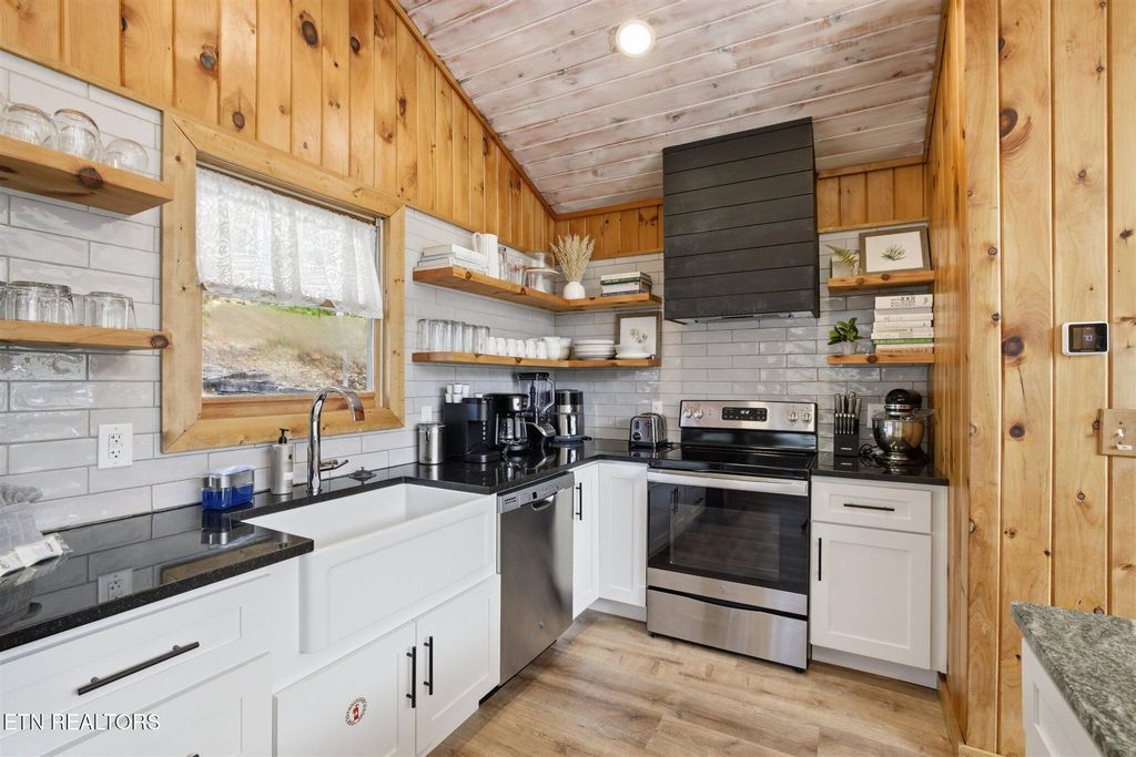 Photo of 942 Vixen Run, Gatlinburg, TN 37738 (MLS # 1318503)