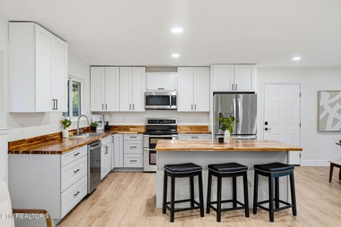 Tiny photo for 845 W Outer Drive, Oak Ridge, TN 37830 (MLS # 1354965)