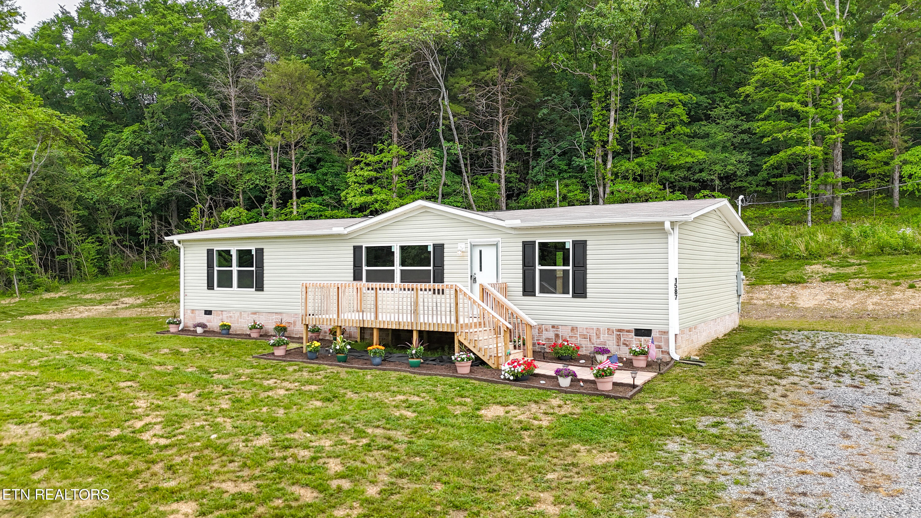 1587 Sweetwater Rd