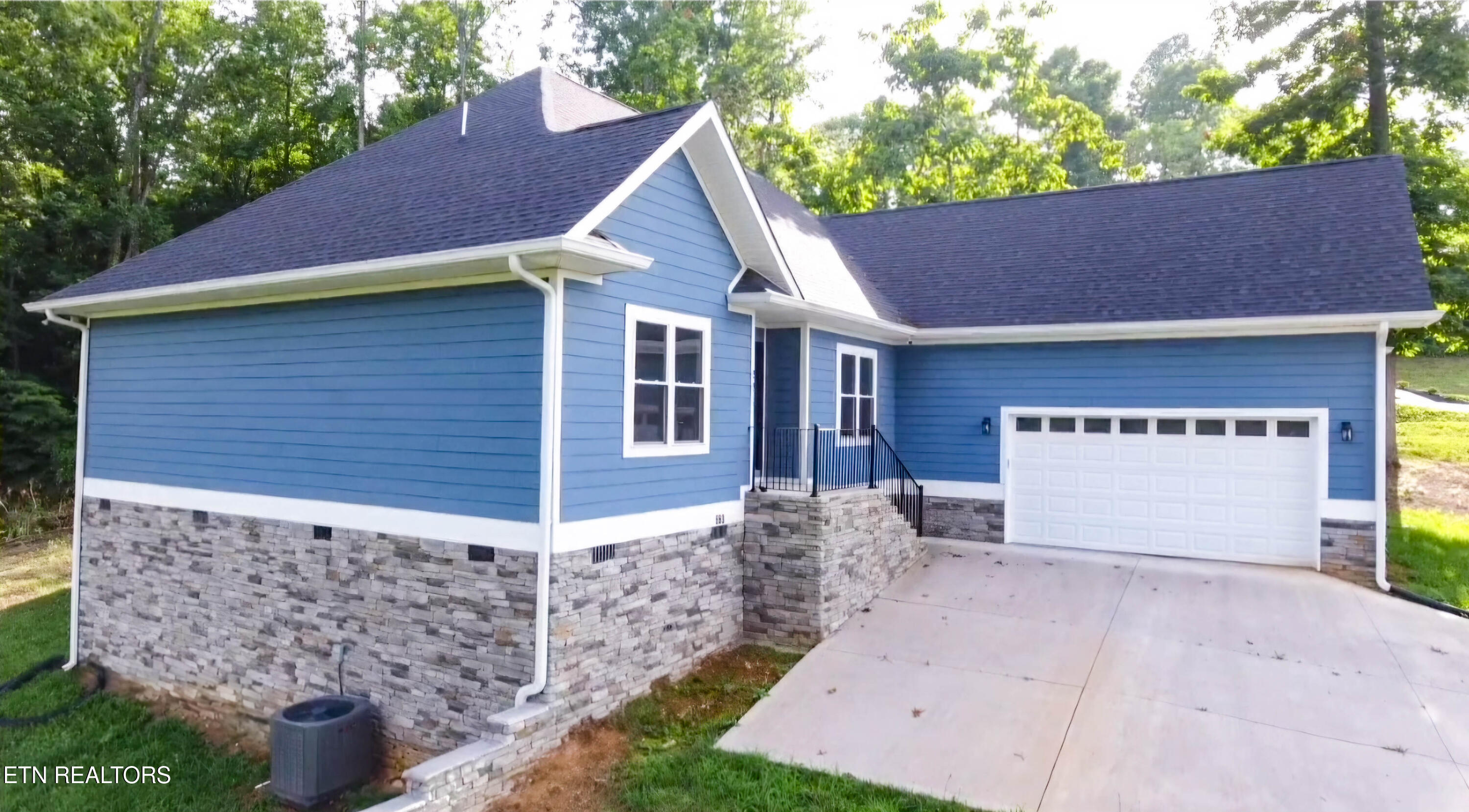 553 Hickory Pointe Lane