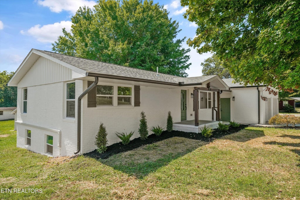 Photo of 2314 Martel Rd, Lenoir City, TN 37772 (MLS # 1352813)