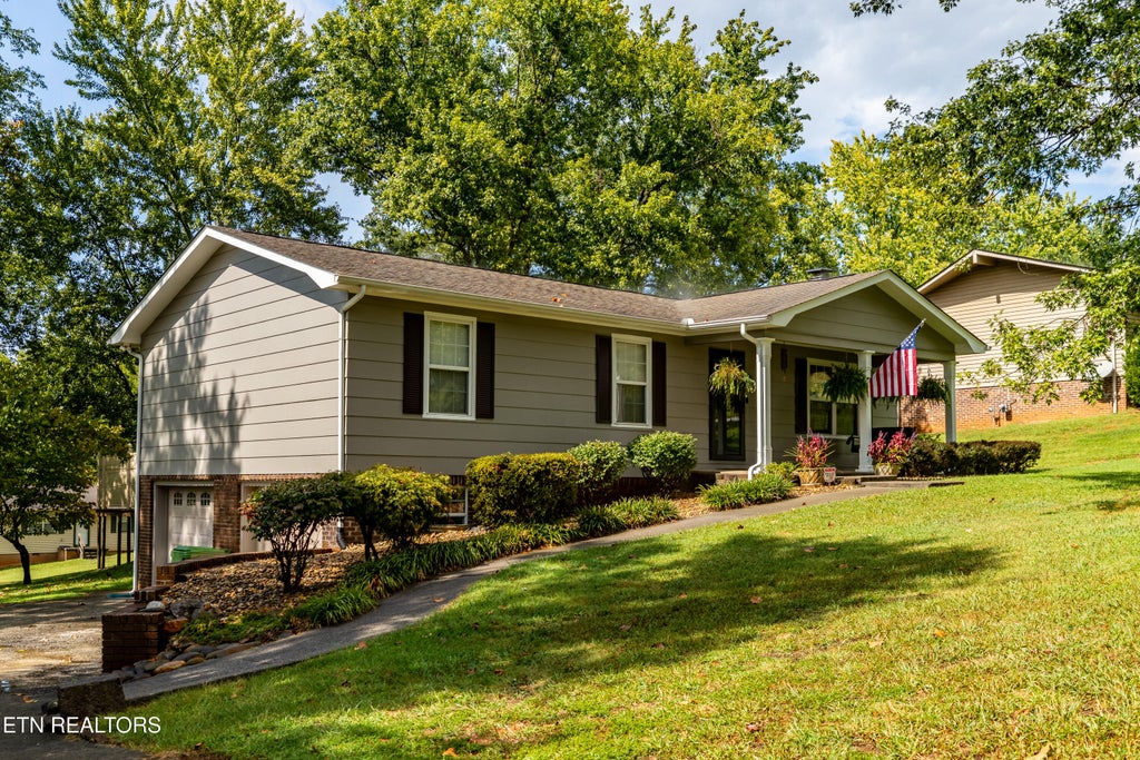 Photo of 2003 Cheltenham Rd, Maryville, TN 37804 (MLS # 1356920)