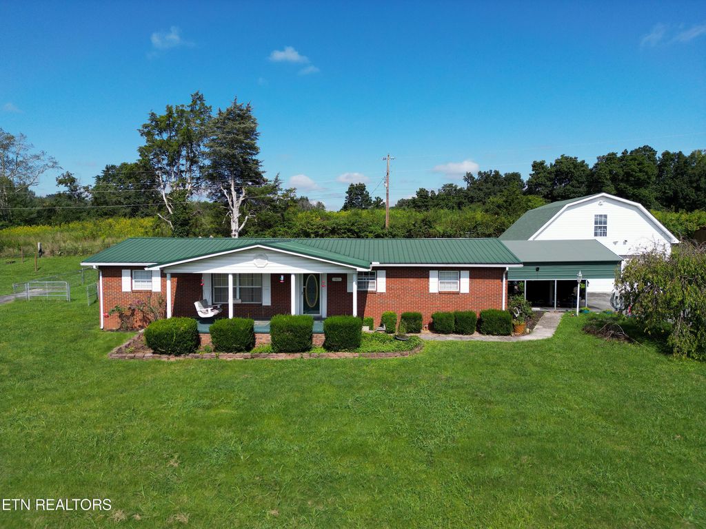 Photo of 402 Whitaker St, Tazewell, TN 37879 (MLS # 1238614)