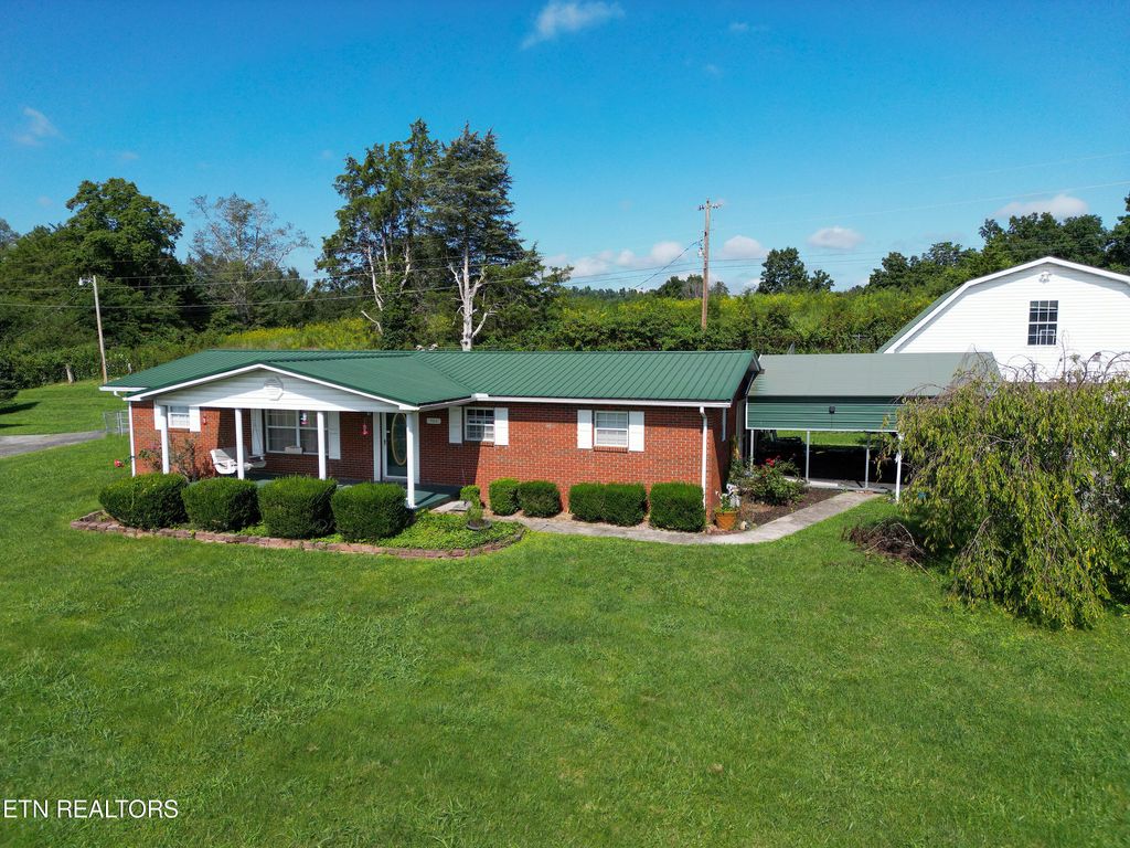 Photo of 402 Whitaker St, Tazewell, TN 37879 (MLS # 1238614)