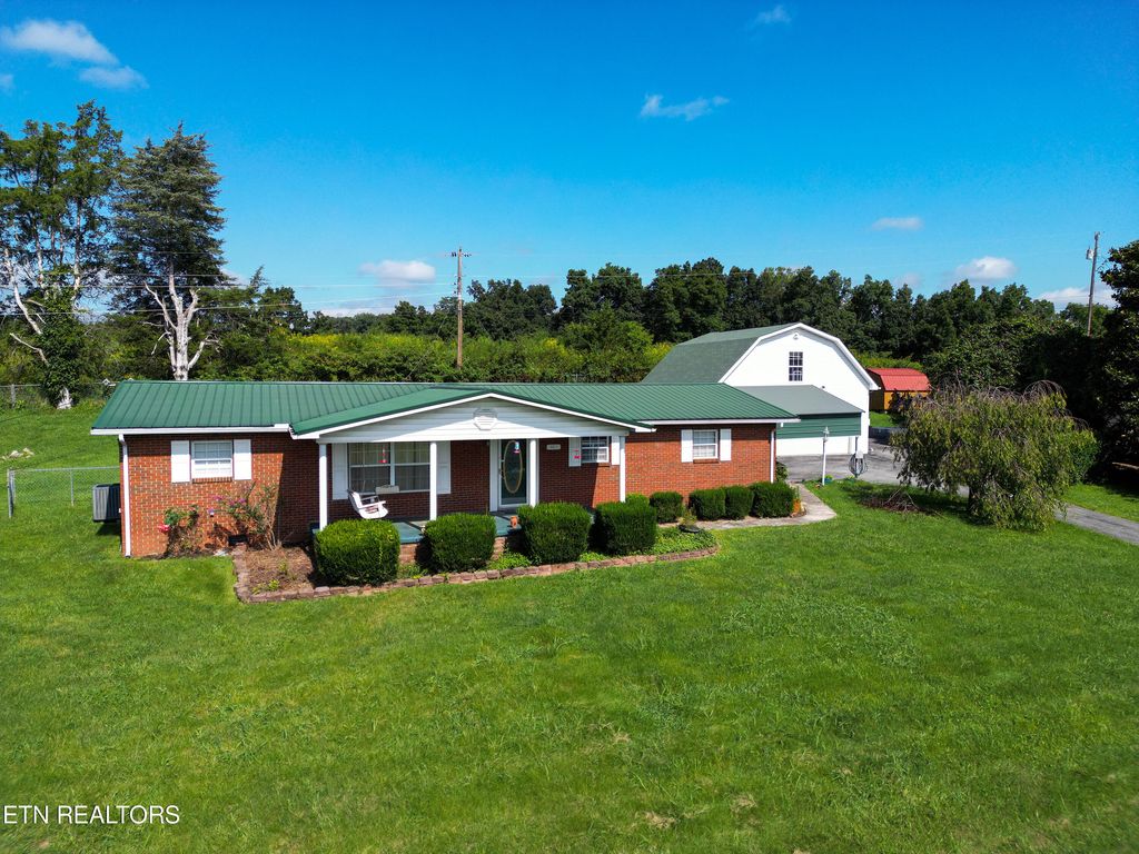 Photo of 402 Whitaker St, Tazewell, TN 37879 (MLS # 1238614)