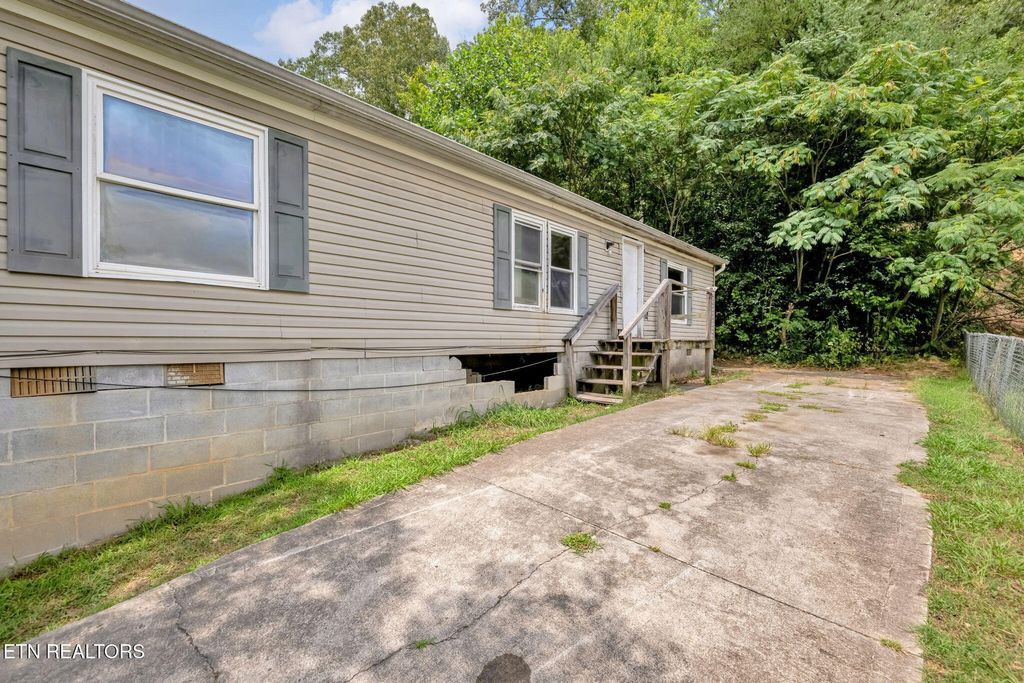 Photo of 445 W Broad St, Clinton, TN 37716 (MLS # 1331027)