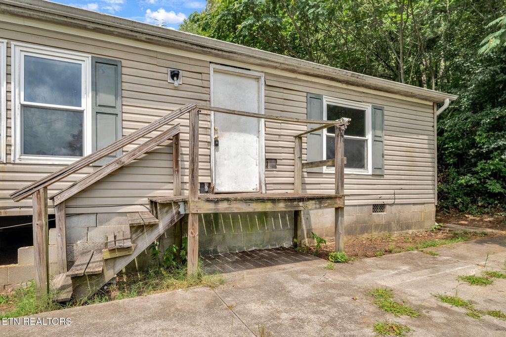 Photo of 445 W Broad St, Clinton, TN 37716 (MLS # 1331027)