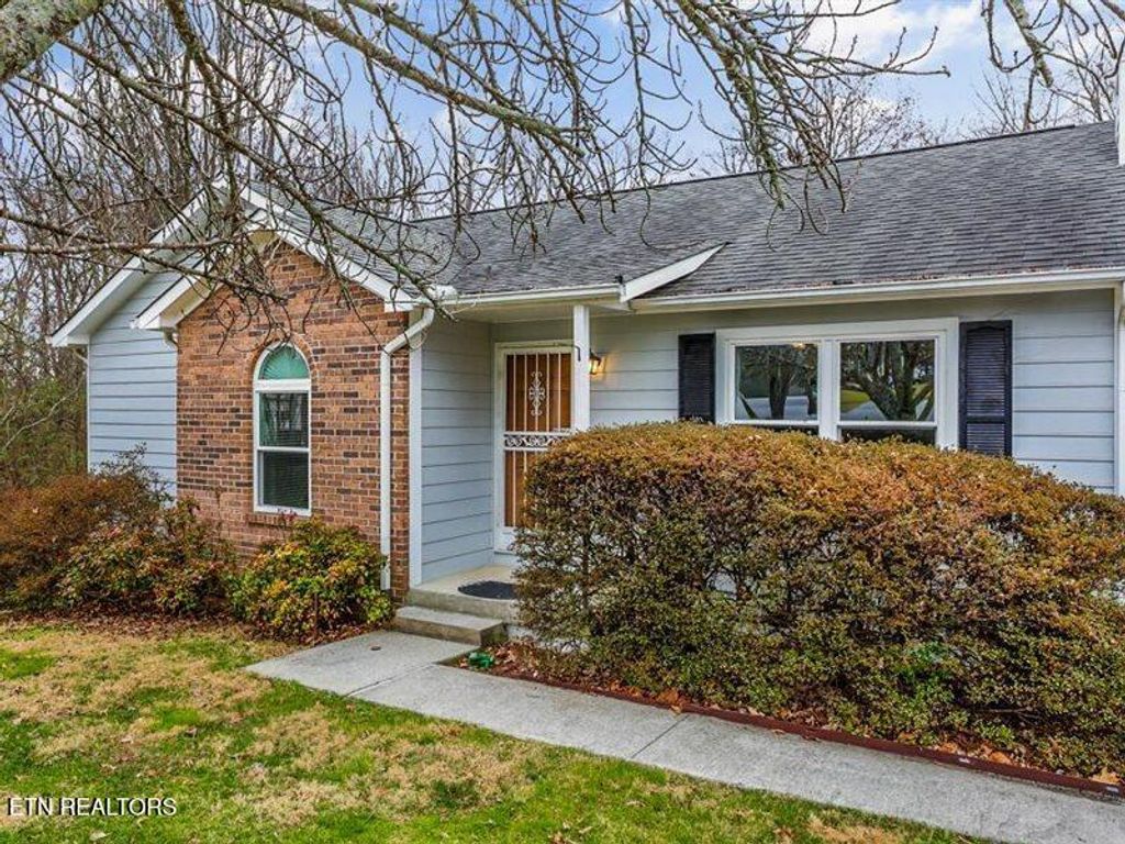 Photo of 6120 Waterbury Lane, Knoxville, TN 37912 (MLS # 1330812)