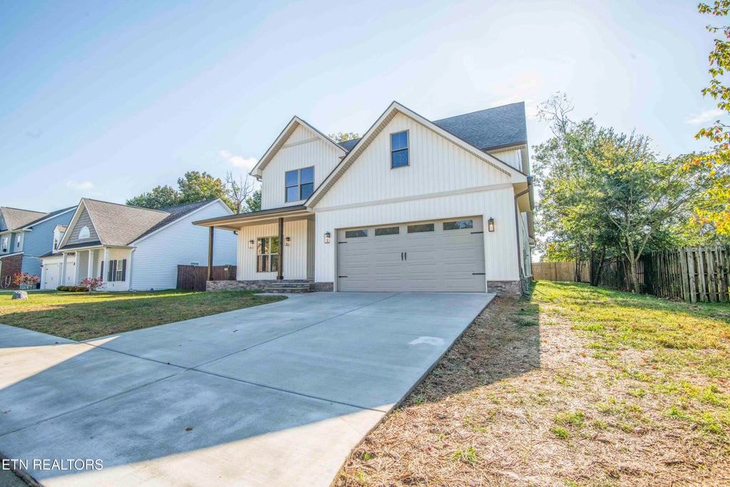 Photo of 502 Hillside Lane, Lenoir City, TN 37771 (MLS # 1358793)