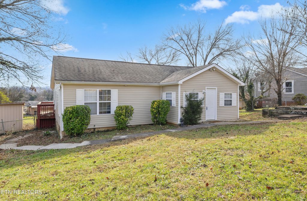 Photo of 1206 W Parkway Ave, Knoxville, TN 37912 (MLS # 1323194)