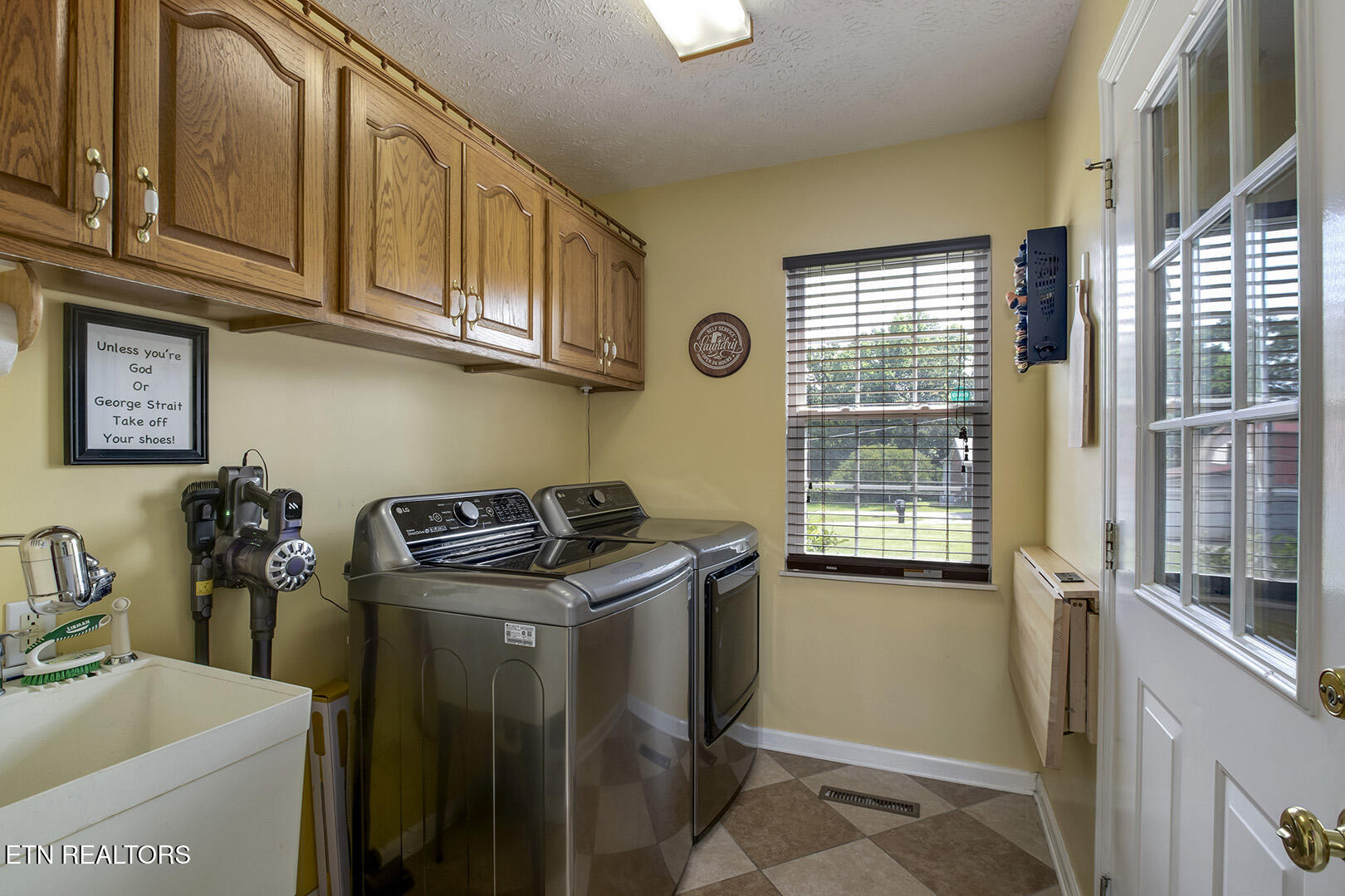 Vonore, Tennessee 37885, United States, 5 Bedrooms Bedrooms, ,3 BathroomsBathrooms,Residential,Active,146365