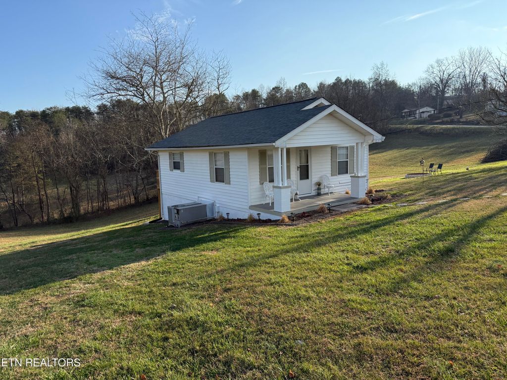 Photo of 206 Ross Cemetery Rd, Rocky Top, TN 37769 (MLS # 1325865)