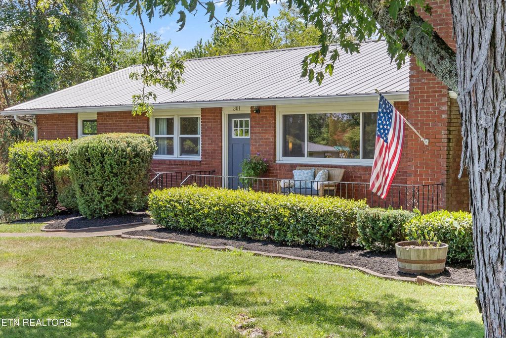 Photo of 301 NW Portsmouth Rd, Knoxville, TN 37909 (MLS # 1309034)