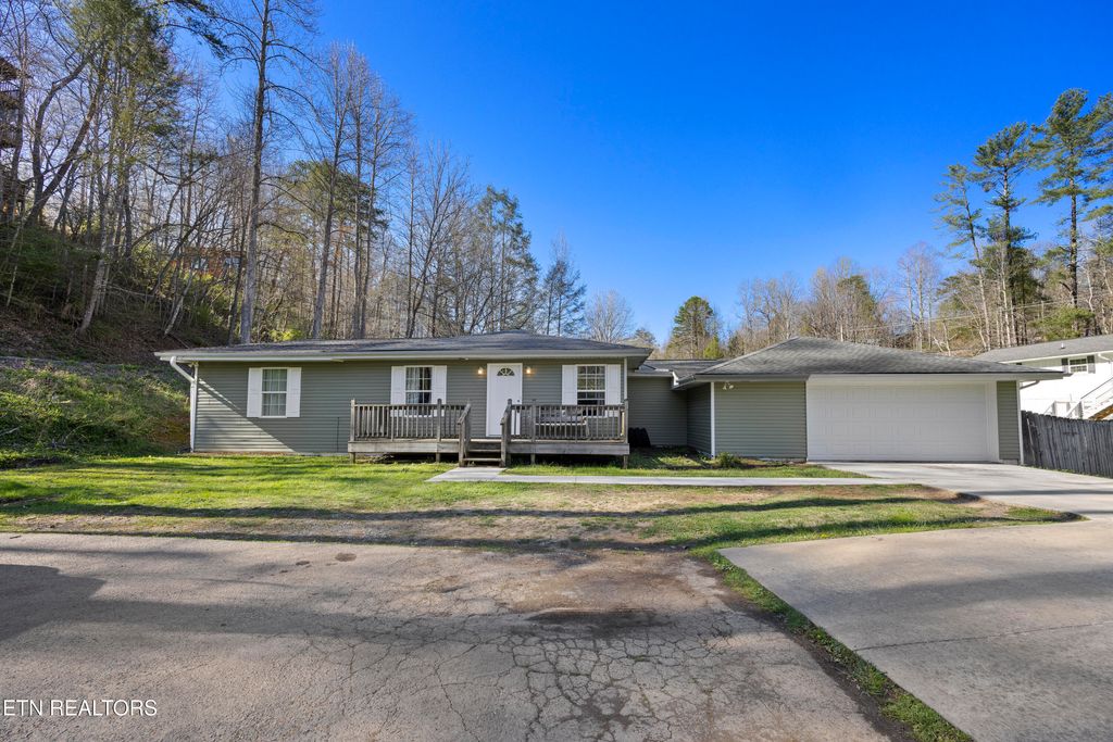 Photo of 1189 Cole Lane, Gatlinburg, TN 37738 (MLS # 1334652)