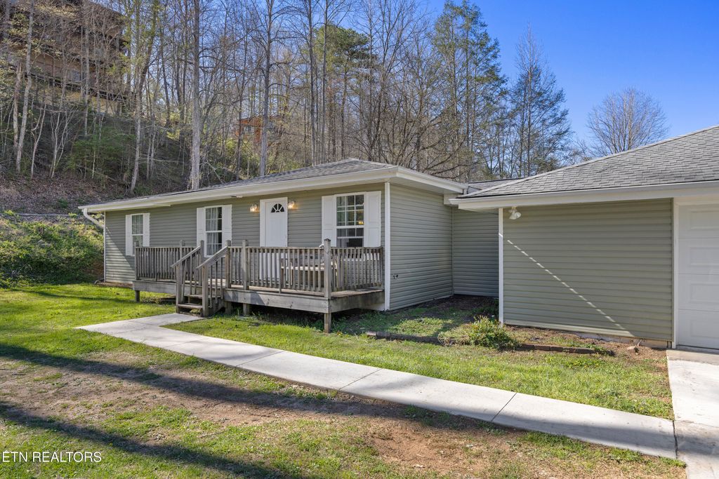 Photo of 1189 Cole Lane, Gatlinburg, TN 37738 (MLS # 1334652)