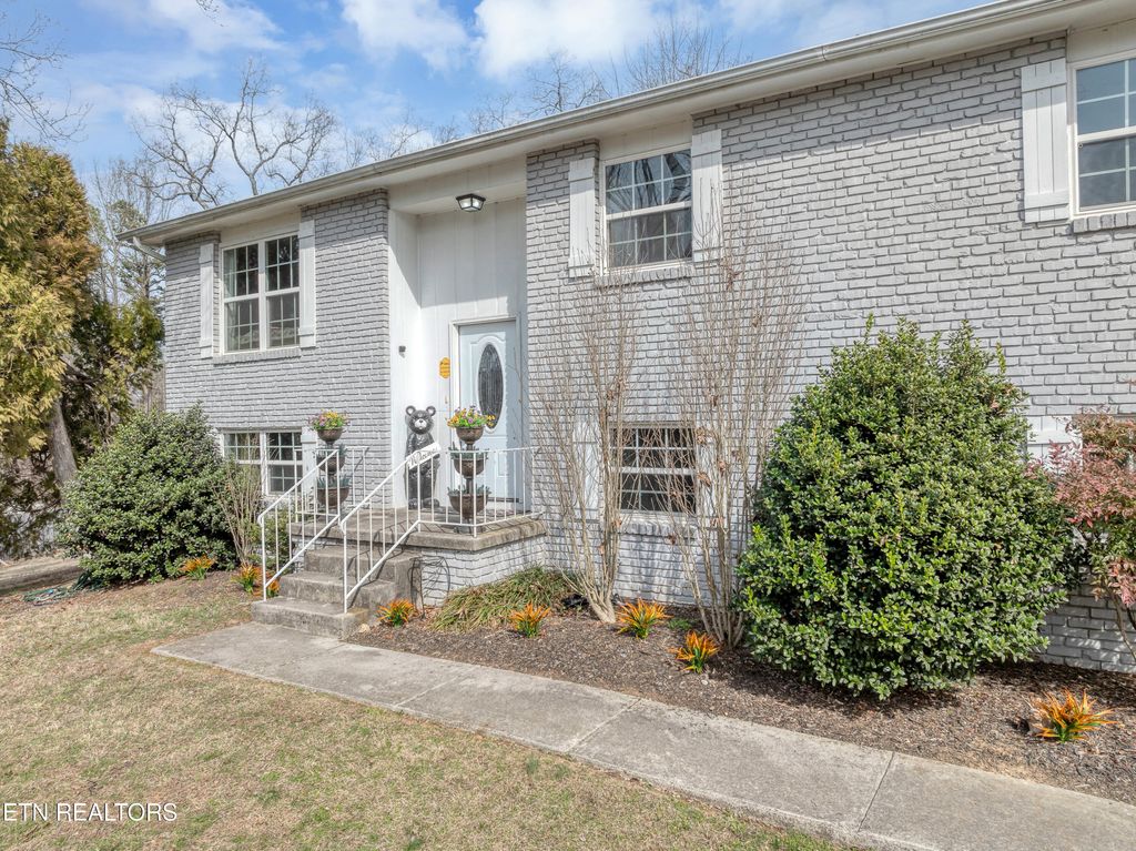 Photo of 1733 N Parkridge Drive, Knoxville, TN 37924 (MLS # 1331096)