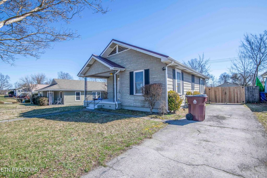 Photo of 160 E Franklin St, Alcoa, TN 37701 (MLS # 1292056)