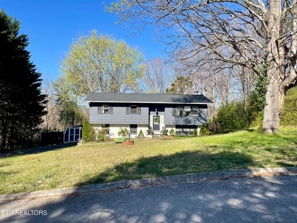 Photo of 12213 W Kingsgate Rd, Farragut, TN 37934 (MLS # 1295054)