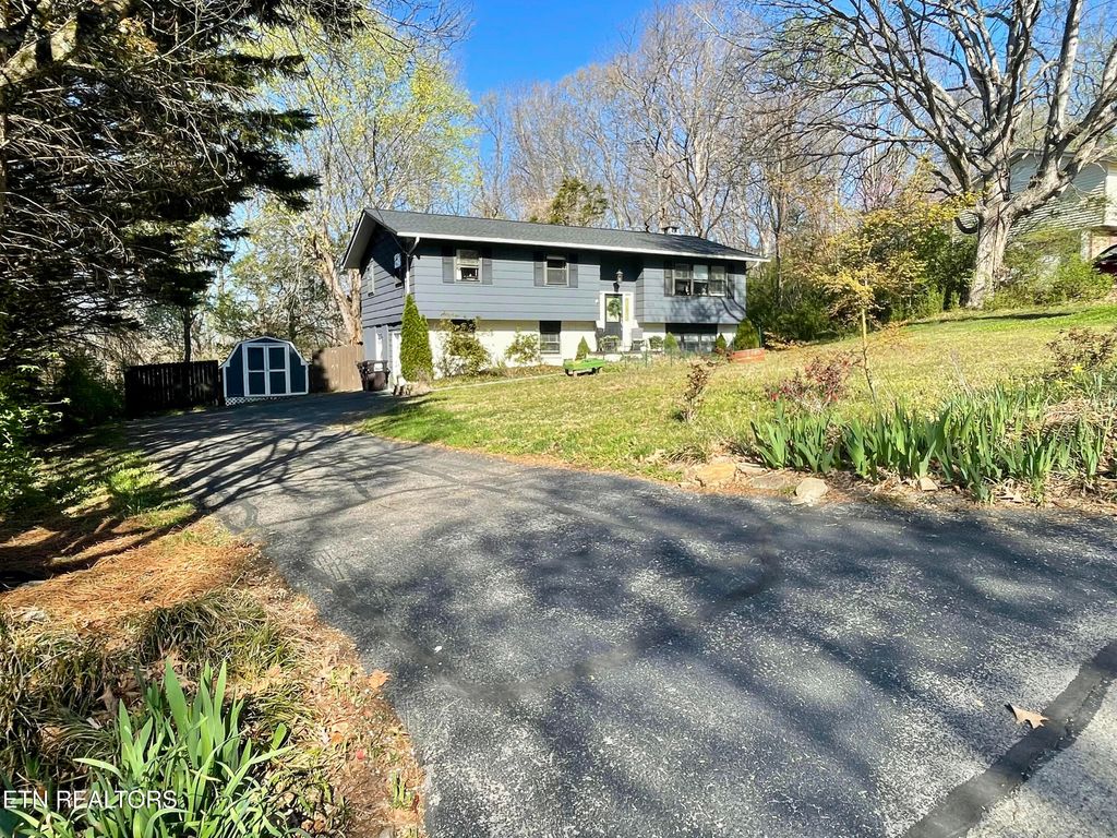 Photo of 12213 W Kingsgate Rd, Farragut, TN 37934 (MLS # 1295054)