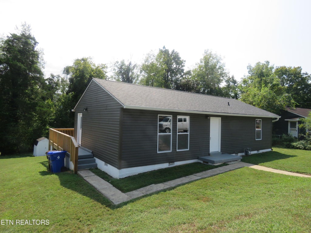 Photo of 108 E Arrowwood Rd, Oak Ridge, TN 37830 (MLS # 1356073)