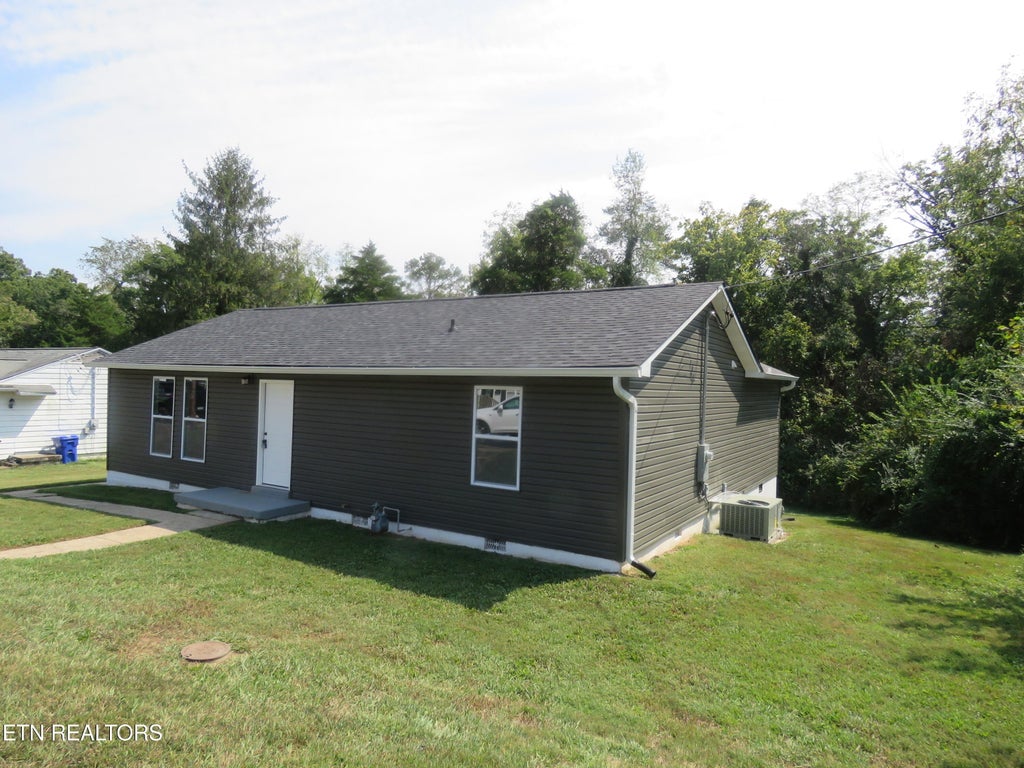 Photo of 108 E Arrowwood Rd, Oak Ridge, TN 37830 (MLS # 1356073)