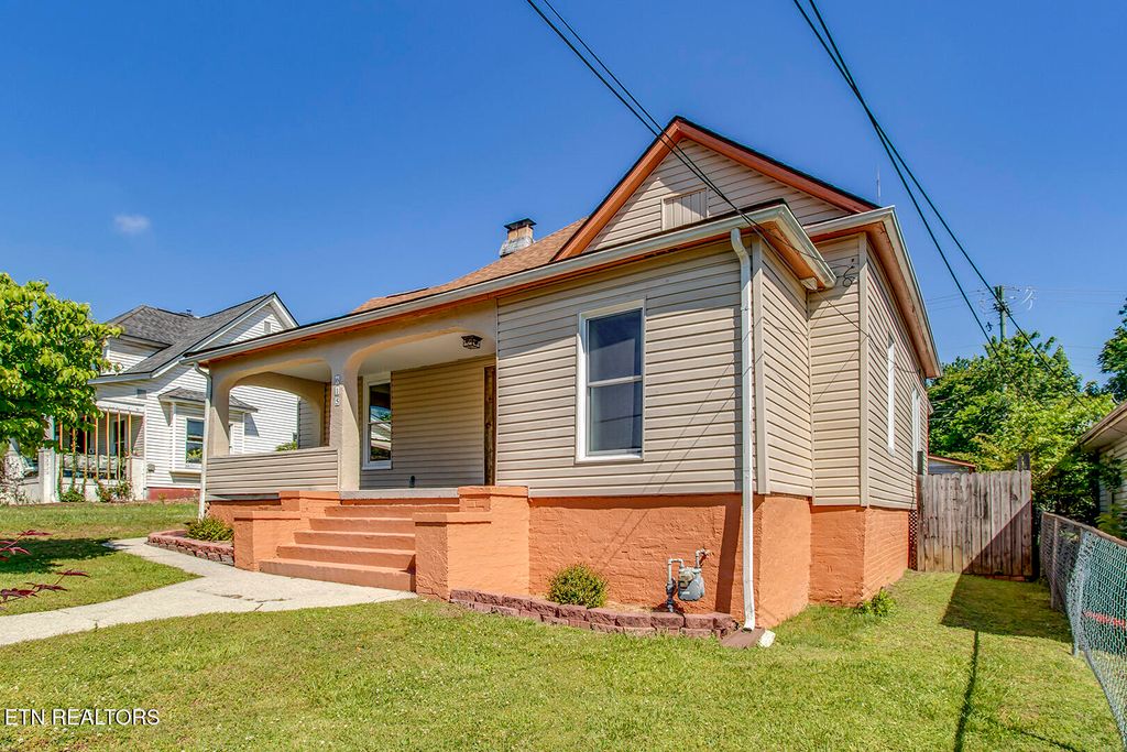 Photo of 615 Banks Ave, Knoxville, TN 37917 (MLS # 1340749)
