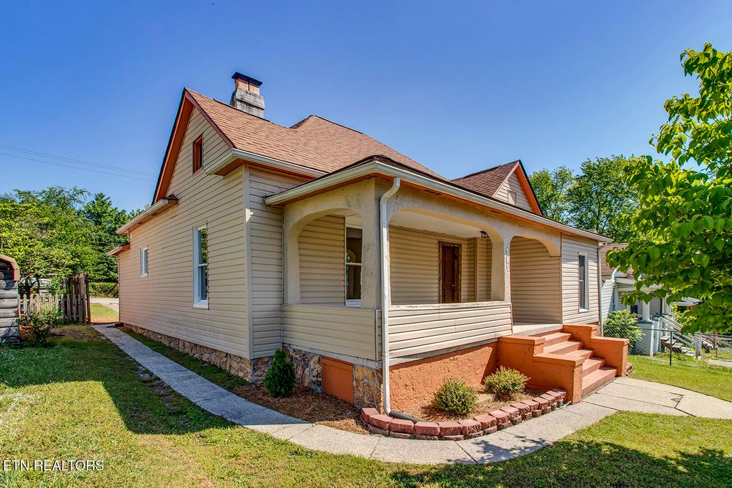 Photo of 615 Banks Ave, Knoxville, TN 37917 (MLS # 1340749)