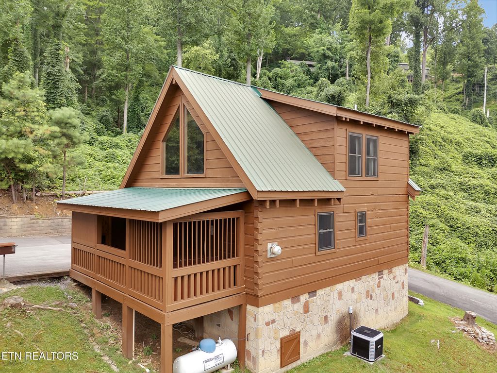 Photo of 824 Eagle Cove Way, Gatlinburg, TN 37738 (MLS # 1309456)