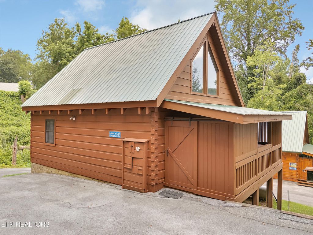 Photo of 824 Eagle Cove Way, Gatlinburg, TN 37738 (MLS # 1309456)