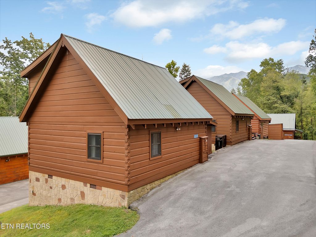 Photo of 824 Eagle Cove Way, Gatlinburg, TN 37738 (MLS # 1309456)