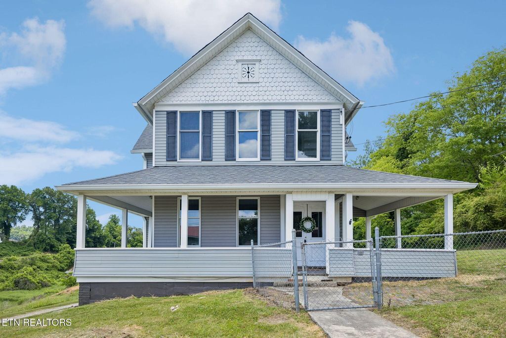 Photo of 902 Queen Ave, Harriman, TN 37748 (MLS # 1340912)