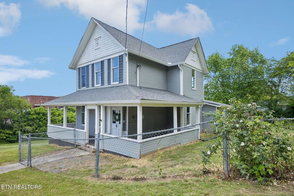Photo of 902 Queen Ave, Harriman, TN 37748 (MLS # 1340912)