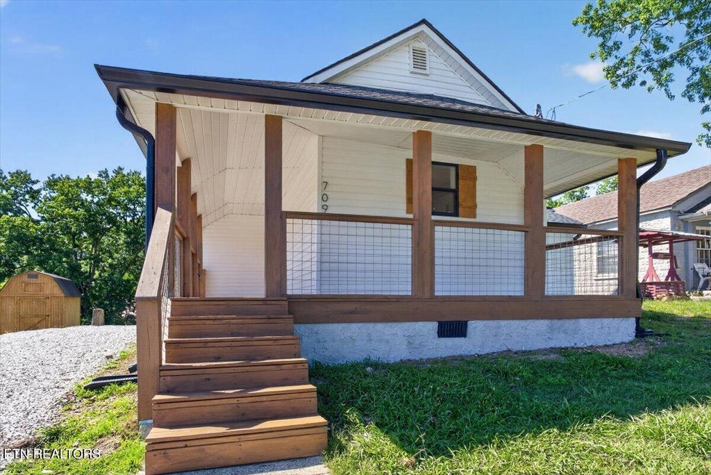 Photo of 709 E Ash St, LaFollette, TN 37766 (MLS # 1343447)