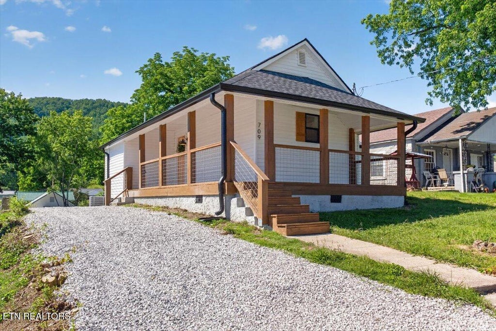 Photo of 709 E Ash St, LaFollette, TN 37766 (MLS # 1343447)