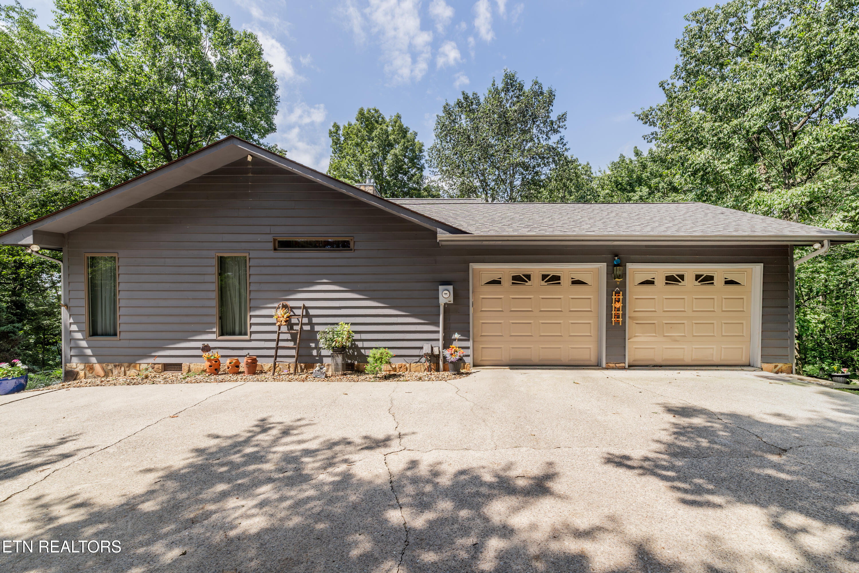 128 W Hills Court