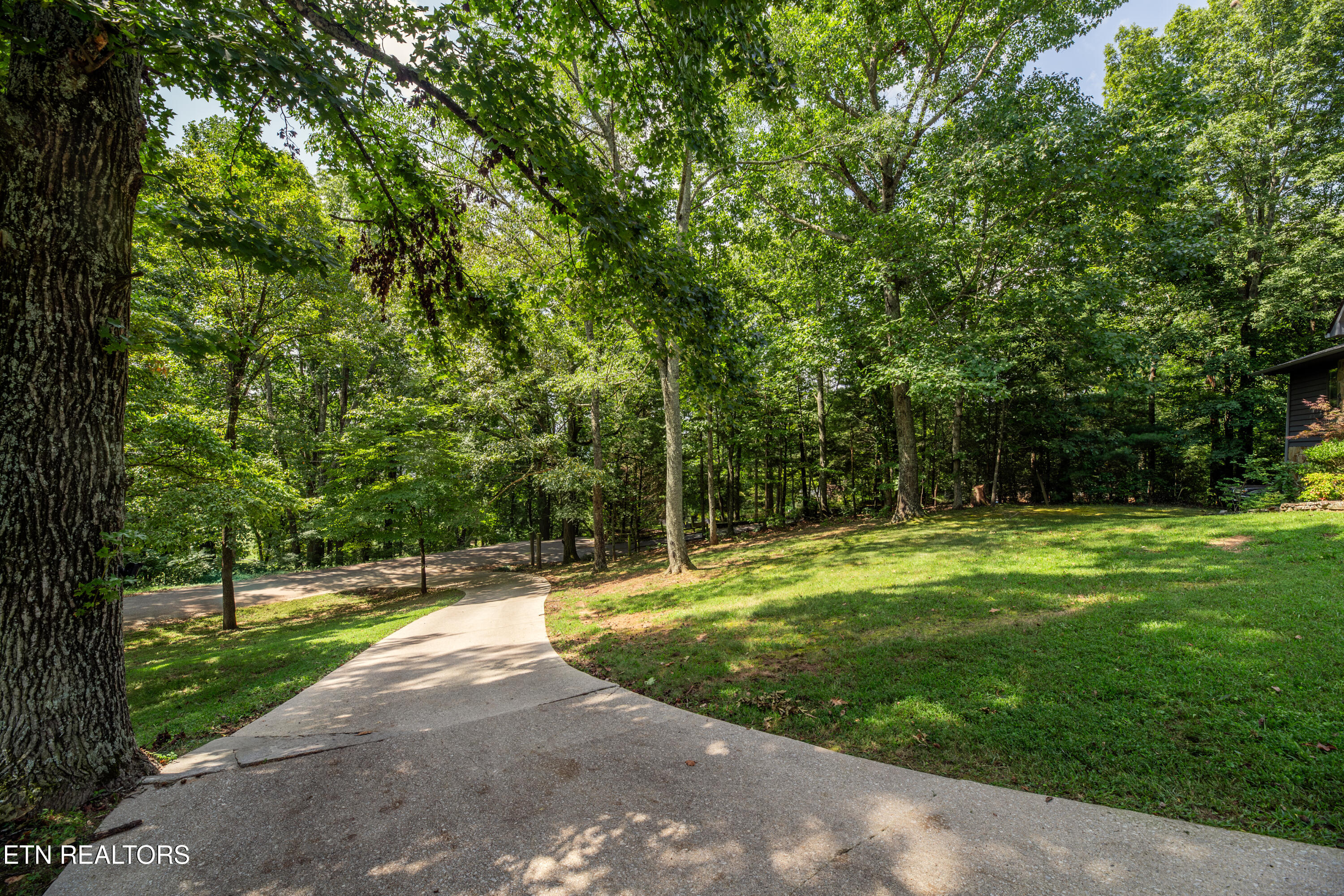 128 W Hills Court