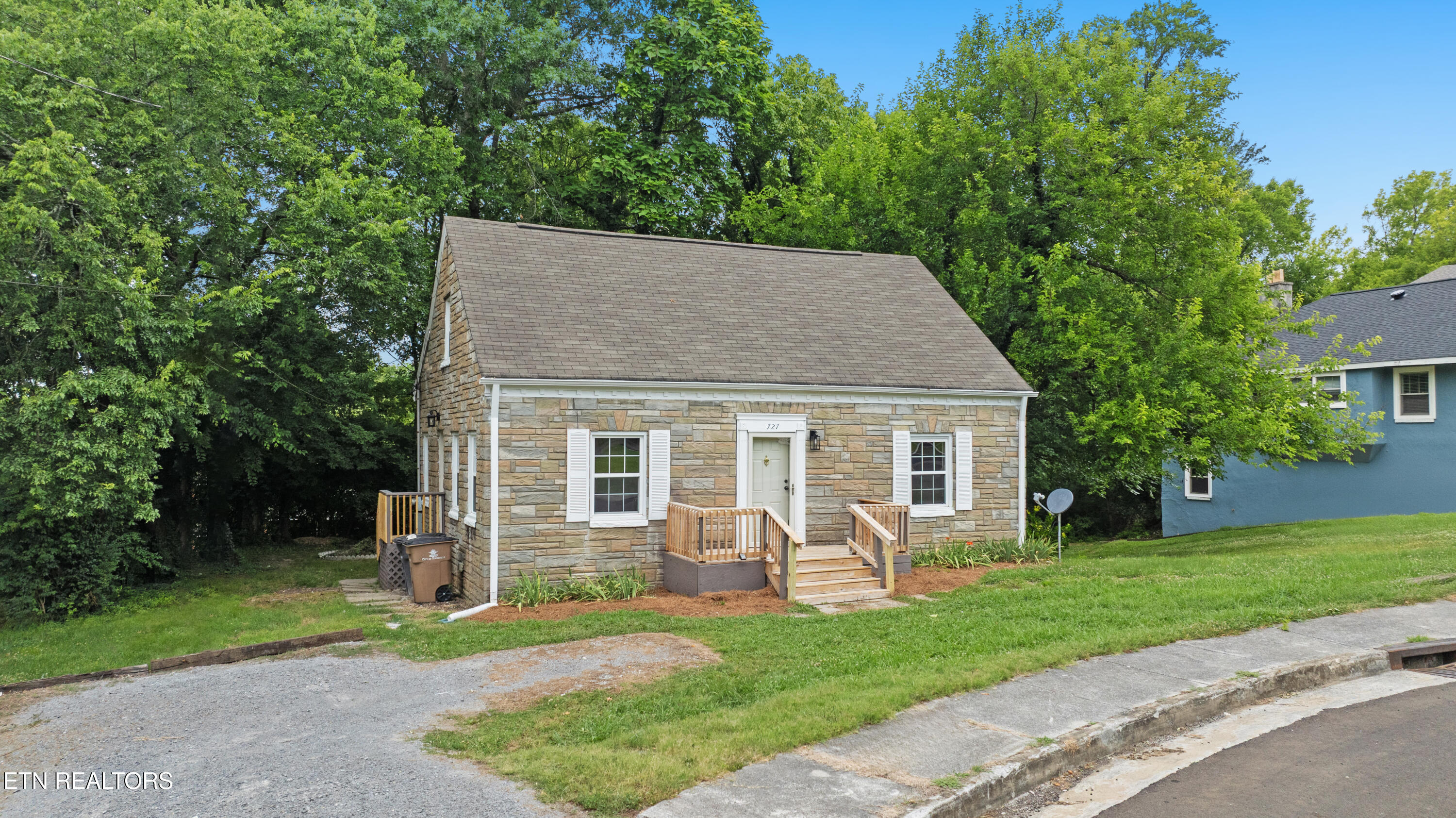 Photo 1 of 24 — 727 Witt Place, Knoxville, TN 37915