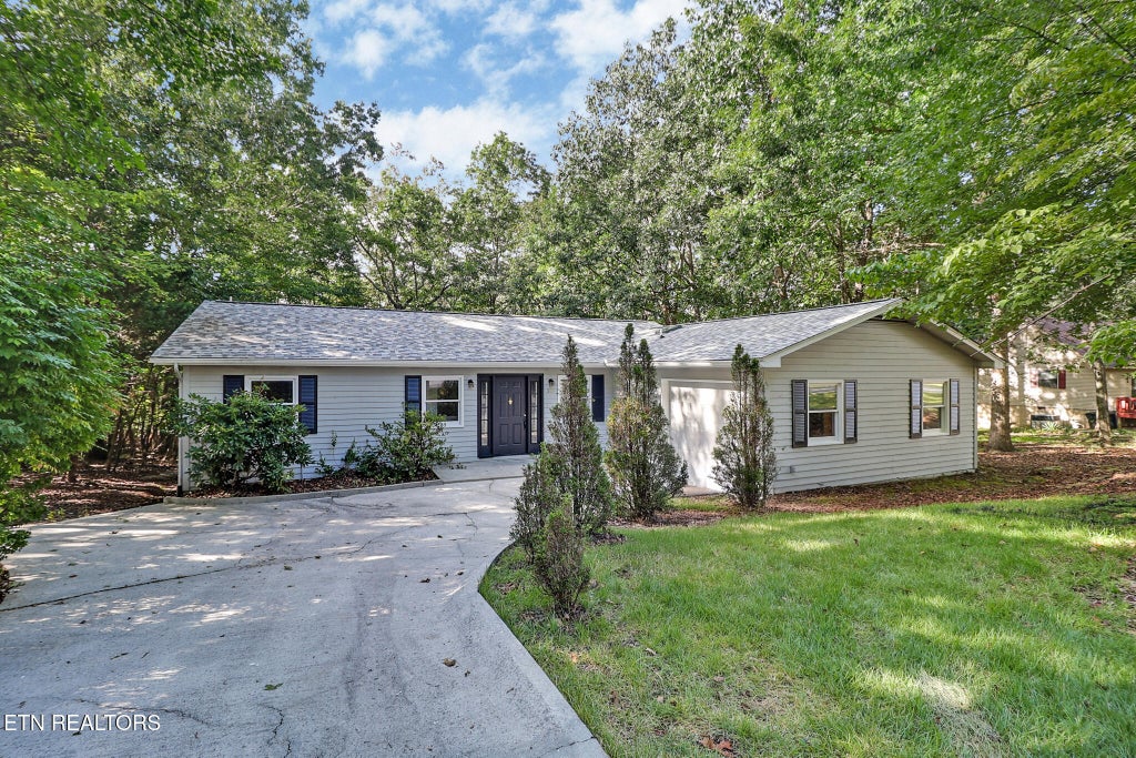 Photo of 318 Lakeview Drive, Crossville, TN 38558 (MLS # 1353456)