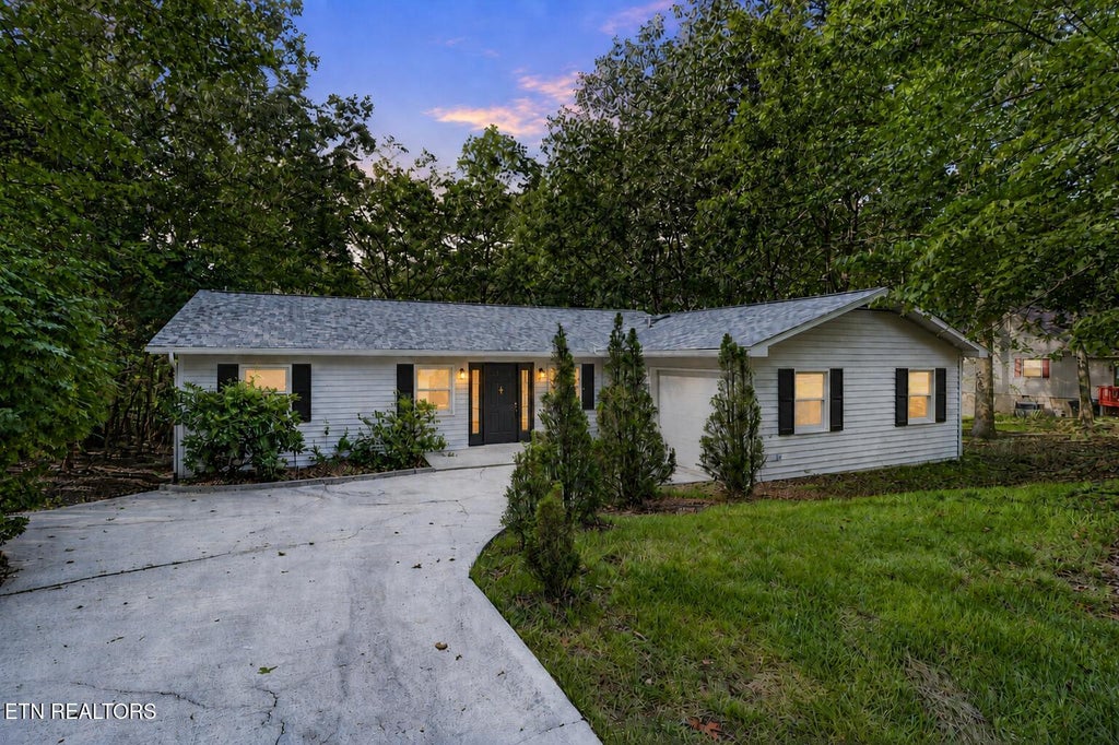 Photo of 318 Lakeview Drive, Crossville, TN 38558 (MLS # 1353456)