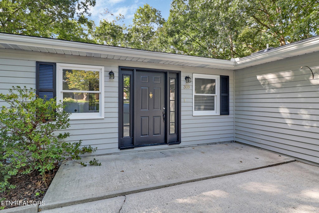 Photo of 318 Lakeview Drive, Crossville, TN 38558 (MLS # 1353456)