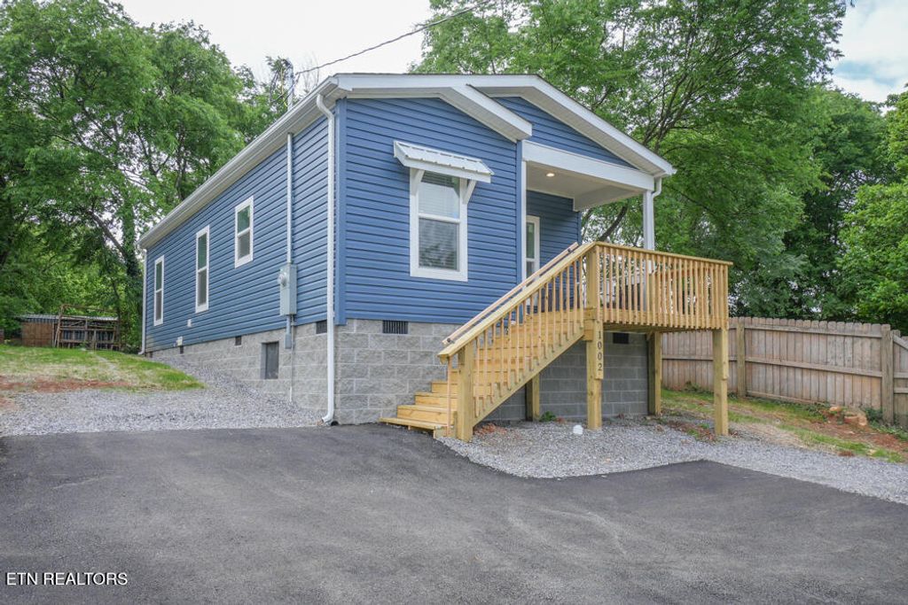 Photo of 1002 Mynders Ave, Maryville, TN 37801 (MLS # 1335106)
