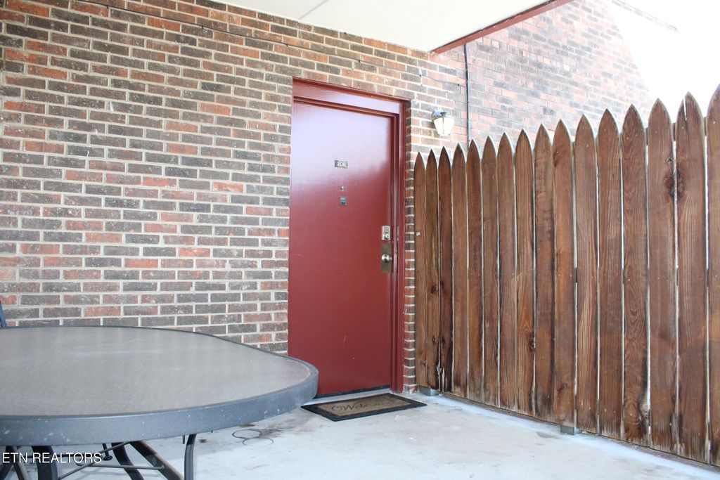 Photo of 1211 Highland Ave #206, Knoxville, TN 37916 (MLS # 1304113)