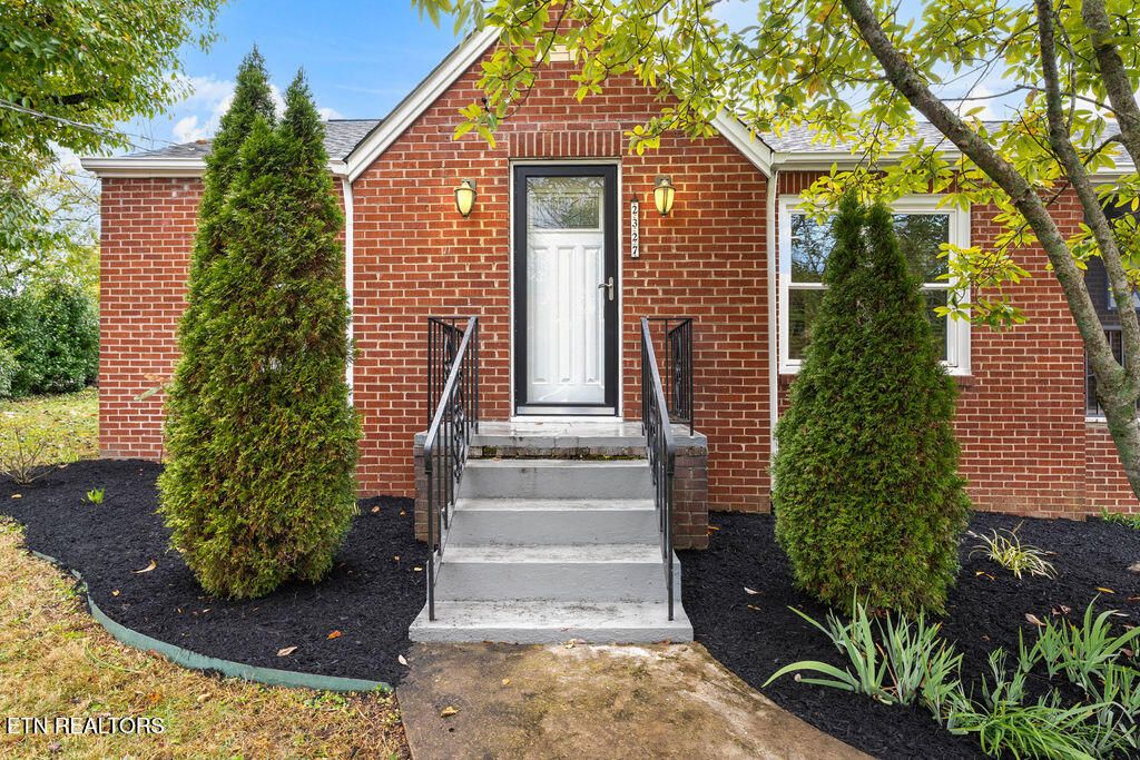 Photo of 2327 Woodrow Drive, Knoxville, TN 37918 (MLS # 1322432)